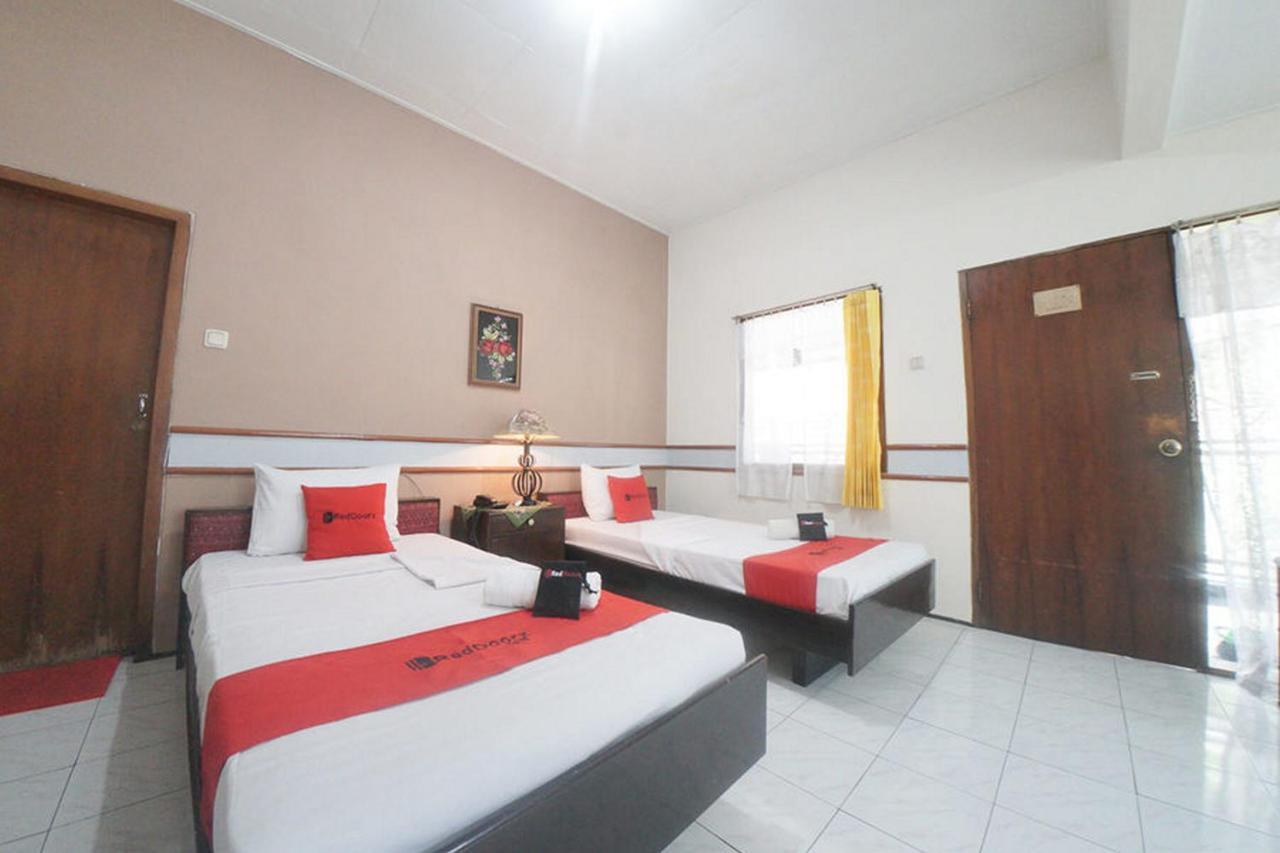 Hotel Reddoorz Near Balai Kota Malang Exterior foto