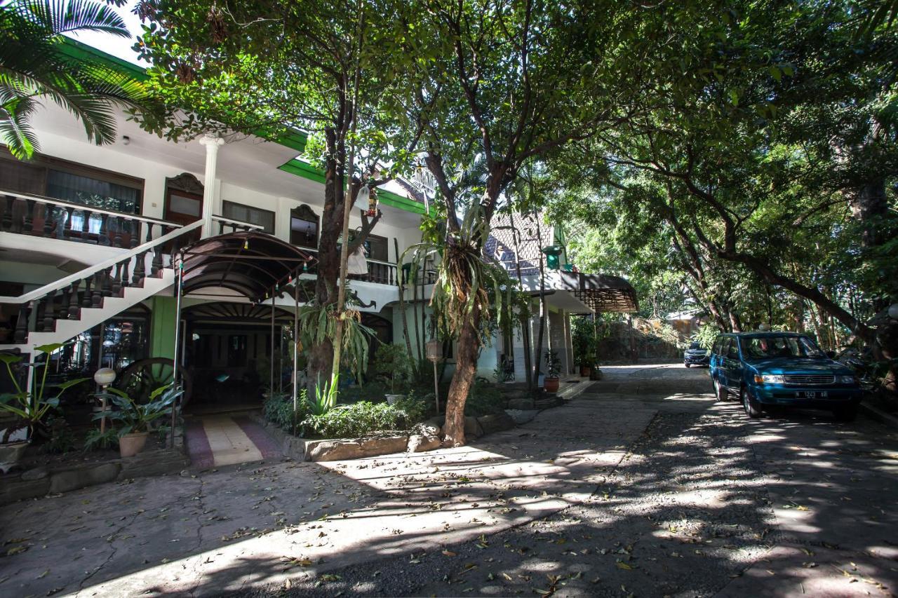 Hotel Reddoorz Near Balai Kota Malang Exterior foto