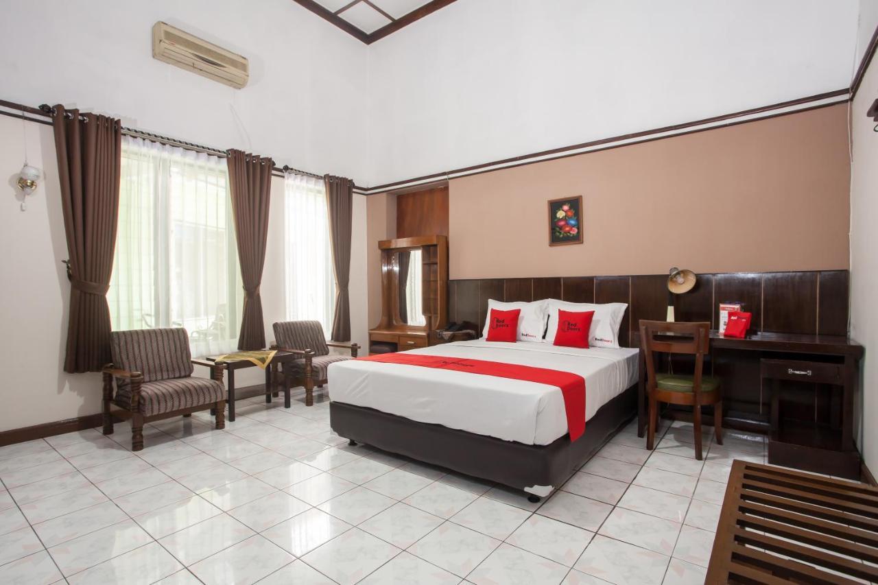 Hotel Reddoorz Near Balai Kota Malang Exterior foto