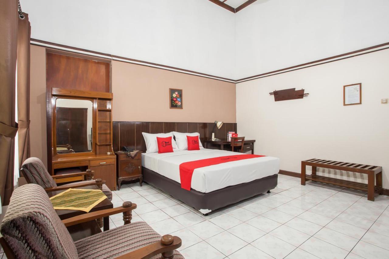 Hotel Reddoorz Near Balai Kota Malang Exterior foto